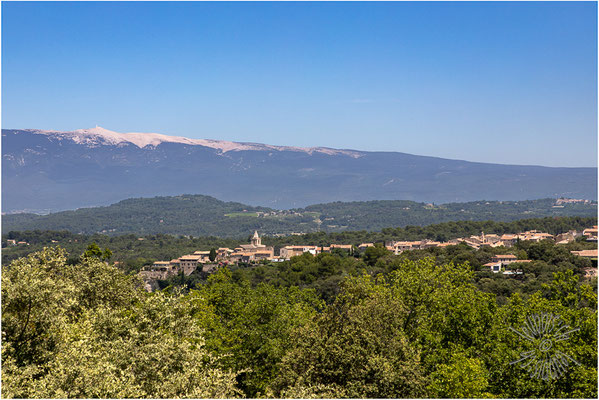 Venasque mit Mont Ventoux
