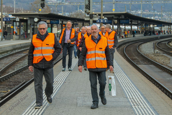 Am andere Ändi vom Perron brengid sech d'Kollege vo de LP-Wandergroppe i Position.