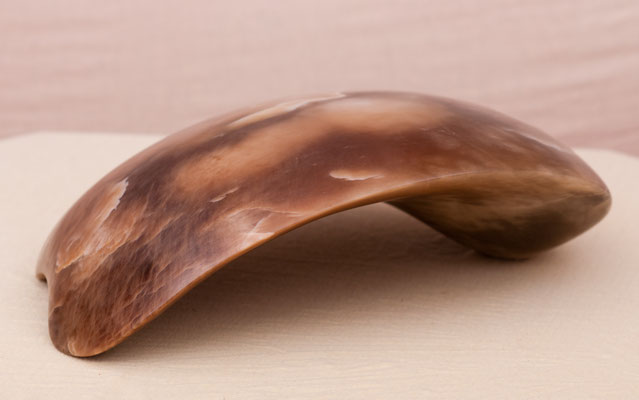 Spannungsbogen (2013), Alabaster, ca.12x36x26cm 