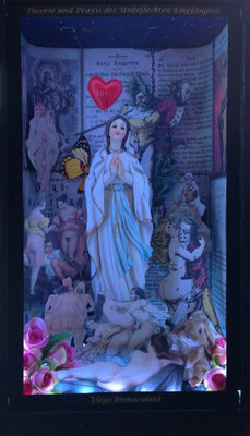 Theorie und Praxis der Unbefleckten Empfängnis - Virgo Immaculata (2017), beleuchtetes Diorama, autom. Lichtwechsel, BHT ca. 46x27x20cm
