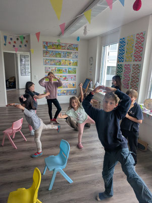 Children discovering physics and force through action and play