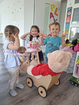 Children playing together during a fun English playgroup activity at Custom Kids in Lenzburg.