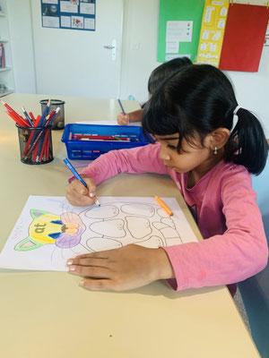 Recognizing letter sounds at Custom Kids Ehrendingen.