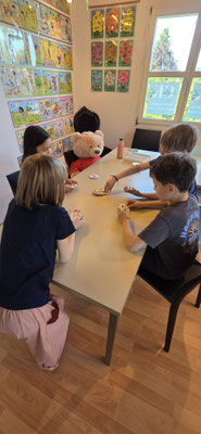 Children playing a game with Zilla, Custom Kids mascot.