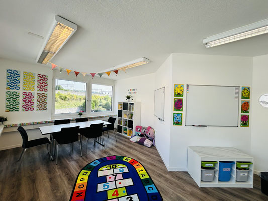 Modern English classroom at Custom Kids Lenzburg with learning resources and interactive activities.
