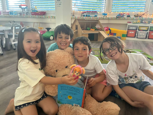 Children enjoying a hands-on English learning activity at Custom Kids Lenzburg.