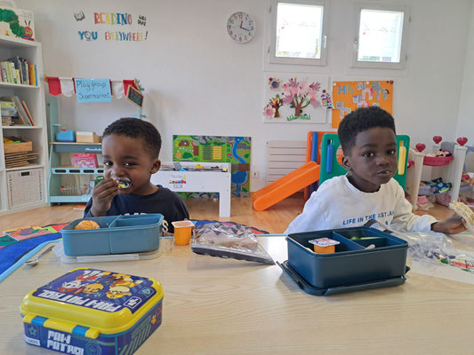 Children eating lunch together at Custom Kids.