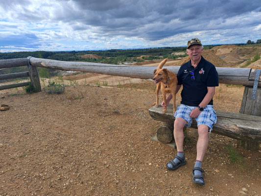 08.09.2024: Nana (9J) ist mit Herrchen Walter 10 km durch Feld und Wald rund um die Quarzgrube in Frechen-Buschbell spaziert.