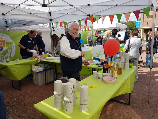 Die Männer hatten den Kuchenstand fest im Griff!