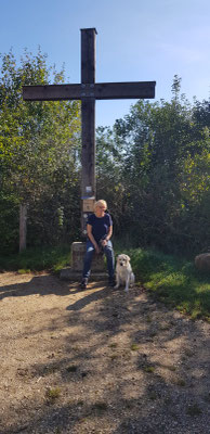 28.09.2025: Ella ist 8,3 km gelaufen. Vom Sportplatz Glessen über die 2 Himmelsleitern zum Gipfelkreuz und über die Waldwege zurück.