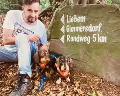 26.09.2024: Ratz,(3 J) und Rübe (1J) Start am Waldfriedhof Heiderhof (Wegweiserstein/ Rundweg 5km) komplett durch den Wald, quert kleinere Wege, streift kurz die Felder Richtung Gimmersdorf, Liessem und Villip und endet dann wieder am Stein