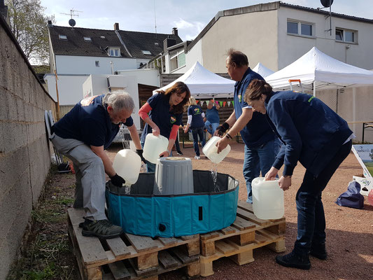 Der Pool wird befüllt.