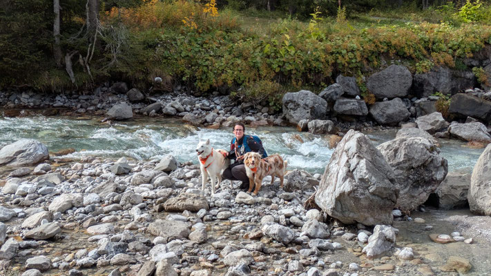 14.09.2025: Anouk und Gracie sind 10 km gewandert. Über den Lechuferweg zum Zuger Wasserfall in Lech, Vorarlberg, Österreich.