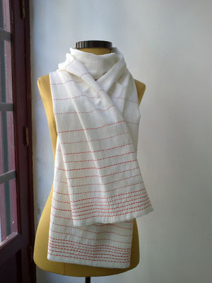 foulard de hilo bordado a mano