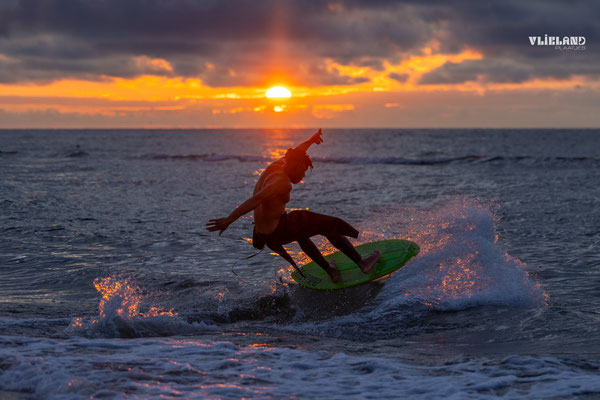 Golfsurfer tijdens zonsondergang, juli 2025 (2)
