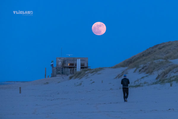Volle maan en strandpaviljoen Oost, april 2025