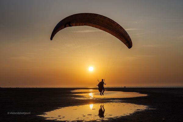 Vrijheid ! Paraglider strand bij Oost (2 mei 24)
