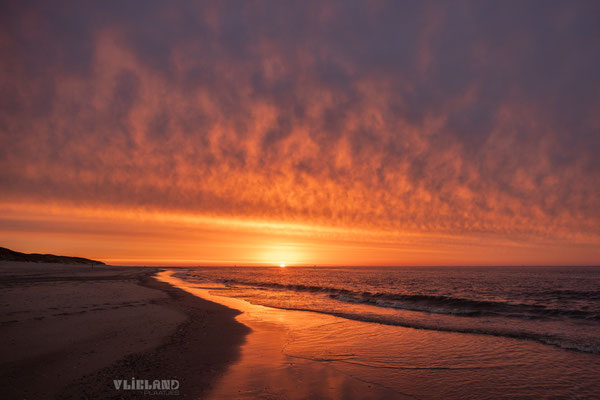 Kleurrijke zonsondergang 16 april 25
