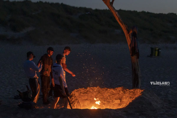 Vuurtje op het strand I, aug 24