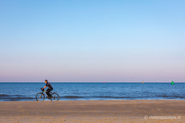 ' Strand fietser Vlieland' nov 2020