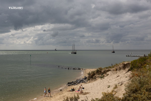 Havenstrand met groene zee, juli 2025