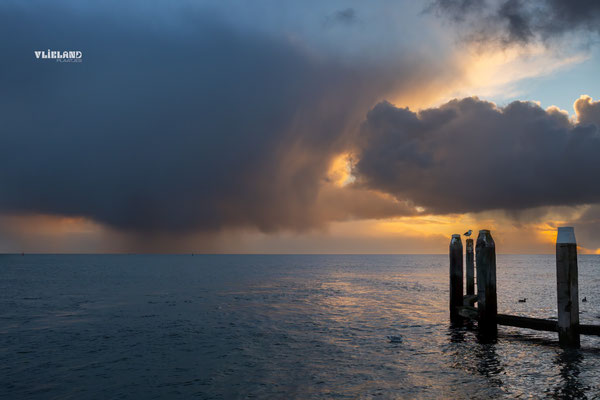Flinke regenbui tijdens de zonsondergang, november 2025