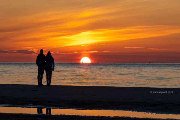 Liefde is...Samen de zon in zee zien zakken op Vlieland.