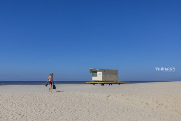 Strakblauwe lucht en het KNRM huisje, juni 2024