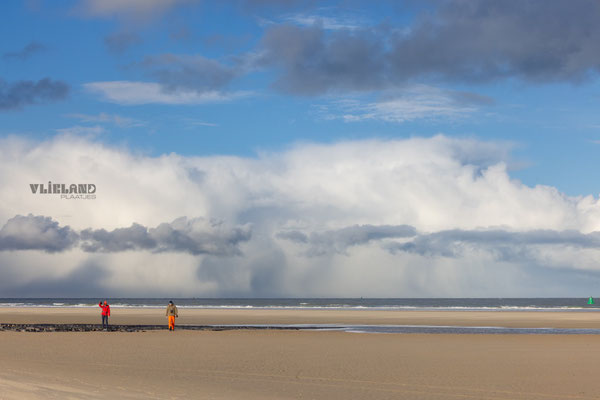 Winterse bui wolken strand bij Oost