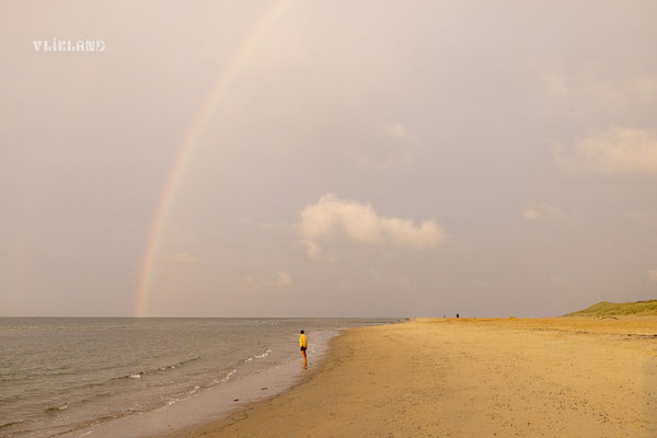 Regenboog met het zachte licht van de zonsondergang, aug 24