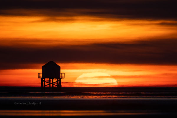 Drenkelingenhuisje Vliehors tijdens de zonsondergang 28 januari 2024 (4)