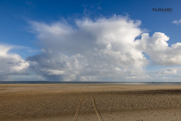 Winterse bui wolken strand bij Oost (2)