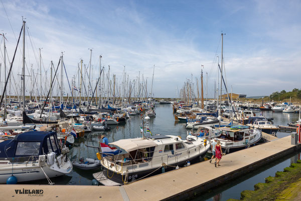 Zomerdrukte jachthaven, juli 2025