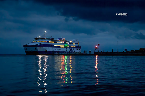 Veerdienst in het donker met havenlichten, september 2025