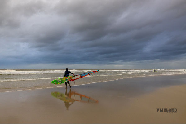 Surfer Noordzeestrand bij Vliehors 6 januari '25