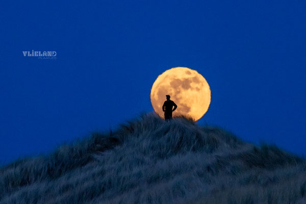 Volle Maan en Alex tijdens het blauwe uurtje, april 2025