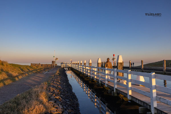 Havenuitgang tijdens zonsondergang, april 2025