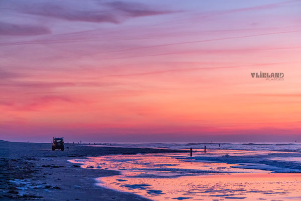 Avondrood afgelopen week na zonsondergang op het Noordzeestrand, 14 april 25
