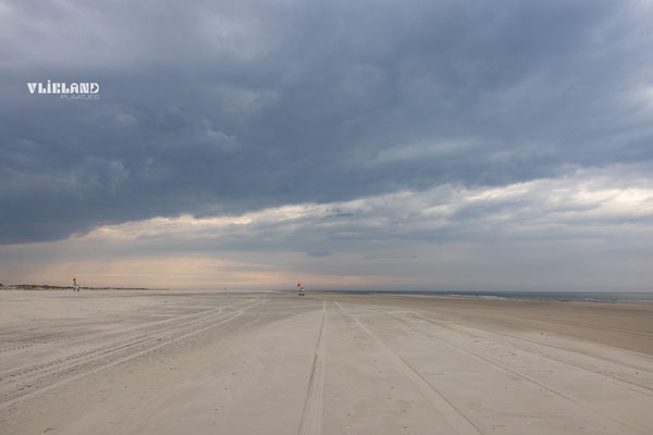De lucht betrekt met pasteltinten op de Vliehors, 15 april 25
