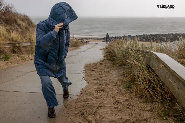 Harde wind en slagregen Strandovergang haven, 1 januari 2026