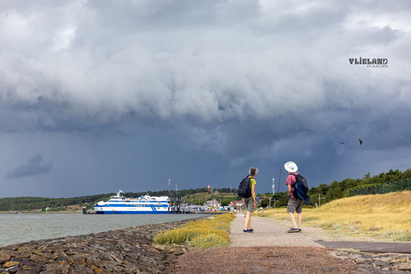 Dreigende lucht boven Vlieland en Havenweg