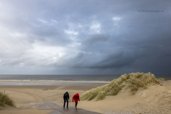 Wandelaars en zwarte lucht in aantocht april 24