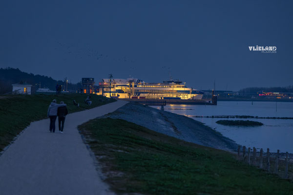 Waddendijk in de avond, april 2026