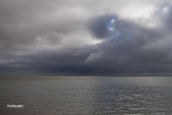 Donkere wolken met een piepklein blauw, okt 2025