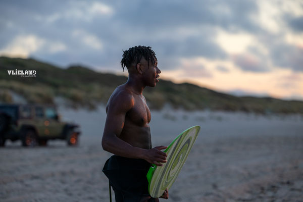 Golfsurfer tijdens zonsondergang, juli 2025