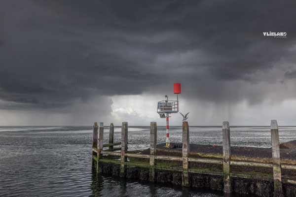 Havenuitgang met dreigende wolkenluchten, mei 2026