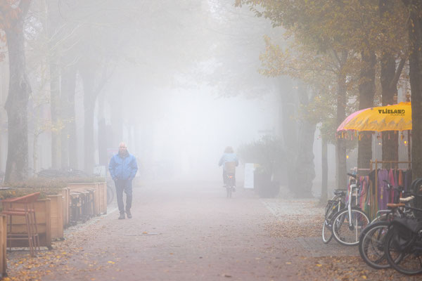 Dorpsstraat in de mist, november 2025 (5)