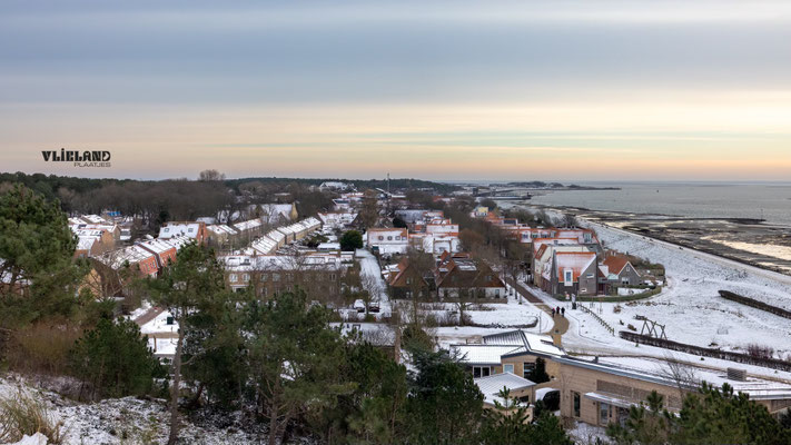 Dorp in de sneeuw vanaf Vuurboetsduin, 21 januari 2026