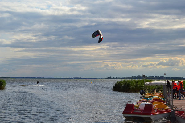 In ca. 300 m Entfernung befindet sich eine Windsurfing und Kitesurfingschule. Sehr gute Bediengungen zum Lernen. Das Wasser ist nicht besonderes Tief. Windsurf und Kitesurf Vermietung.