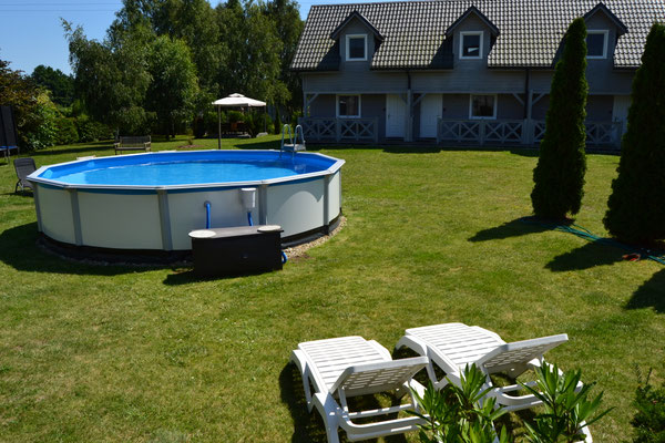 Gartenansicht mit Holz Ferienhäusern 